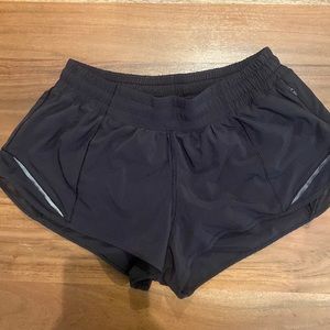 Lululemon Hotty Hot Low Rise shorts 2.5 inch